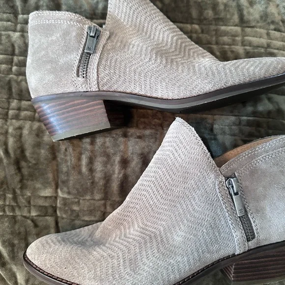 New Lucky Brand Taupe Suede Women's Ankle Booties with Side Zip Sz 8M - Picture 1 of 4